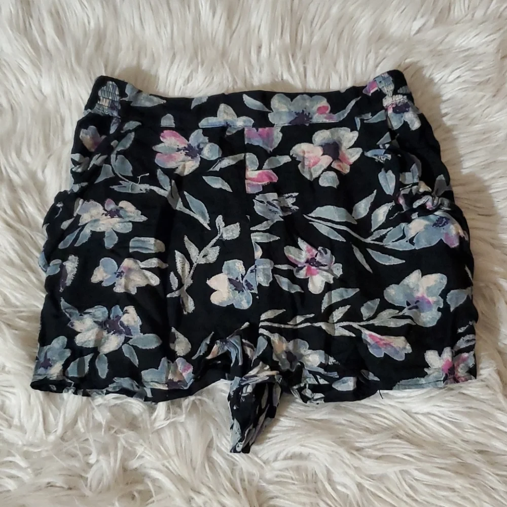 **Kimchi Blue Floral Shorts – Black/Pastel Print, Size Small**